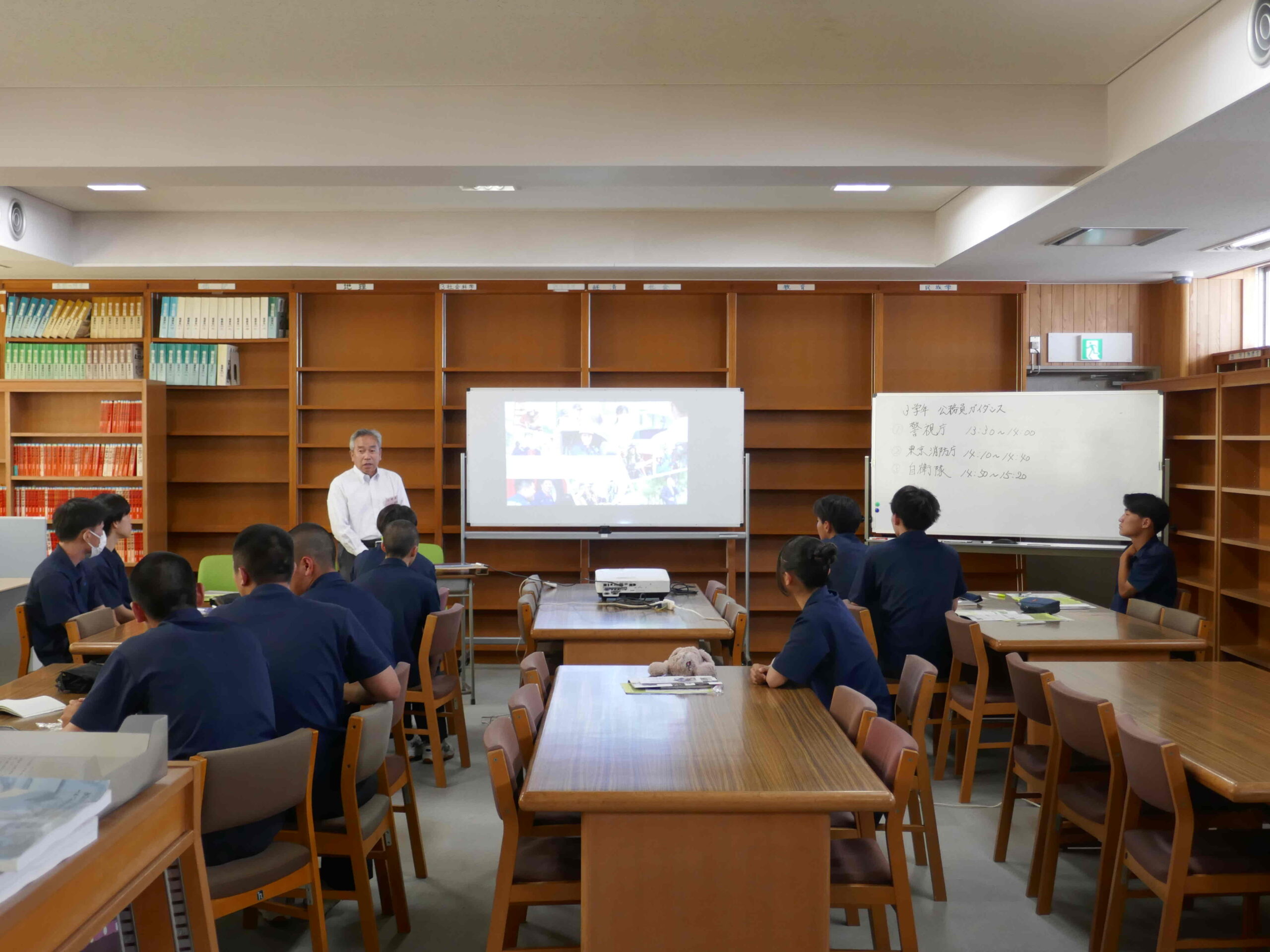 ３学年公務員ガイダンスを実施しました。